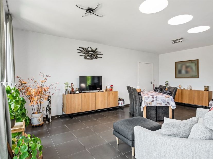 Ideale investering: ruime assistentiewoning met 2 slaapkamers, zonnig terras en autostaanplaats in residentie "Drie Beuken" te Kontich<br />
Bent u op
