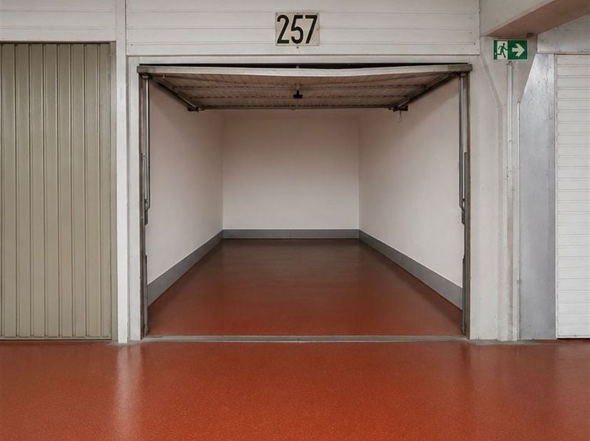 Noordstation - Garage +/- 15m². Ideaal gelegen vlakbij de IJzer en het Noordstation, met snelle toegang tot de hoofdwegen en het centrum van Brussel,