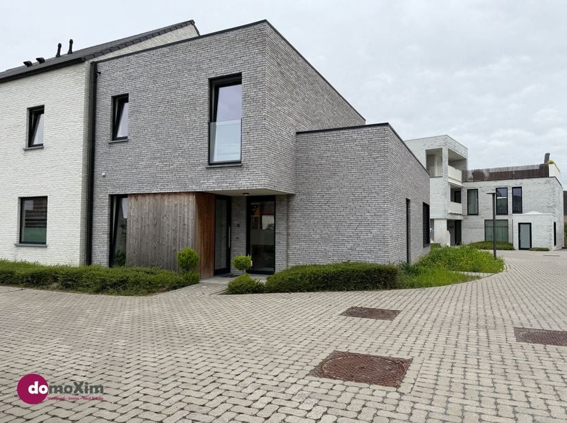 Woning met 3 slaapkamers nabij het centrum van Boutersem<br />
Via de inkomhal, met apart toilet, kom je in de lichtrijke woonkamer. De open keuken i
