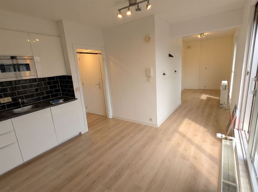 Ce studio est facilement accessible en transports en commun grâce à sa situation dans le centre de Heverlee. Les magasins et le centre de Louvain sont
