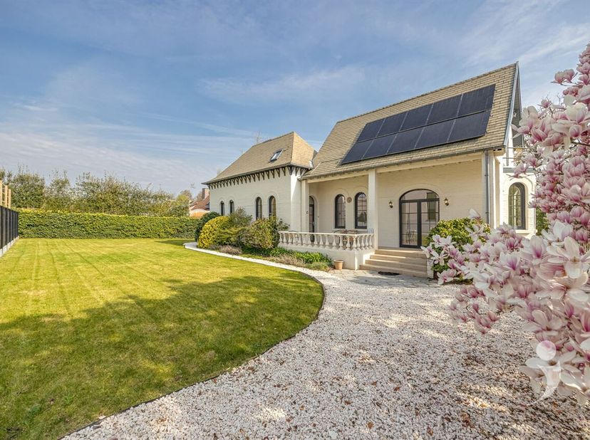 Deze geheel gerenoveerde villa is gelegen te Spordel 1 Scherpenheuvel op een perceel van 13A 70Ca. <br />
Een echte parel, een woning die u niet al te