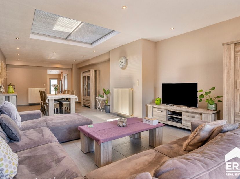KIJKMOMENT ZATERDAG 22 AUGUSTUS 10:00 - 12:00Ontdek deze charmante woning op een prachtig perceel van 343 m², ideaal gelegen in het centrum van Sint-A