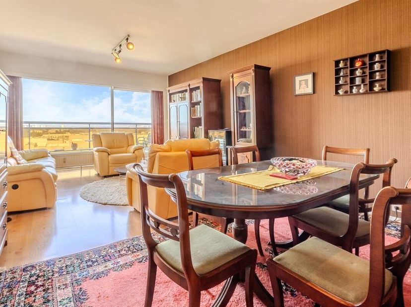Property One biedt u dit charmante appartement op de 12e verdieping, met ononderbroken uitzicht over Brussel. Gelegen in de onmiddellijke nabijheid va