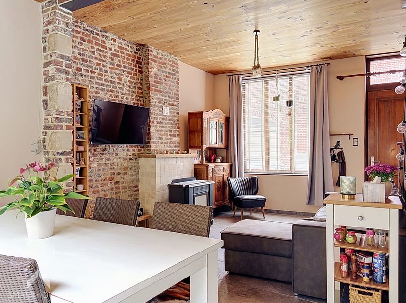 Charmante woning op wandelafstand van allerlei faciliteiten bestaande uit een gezellige leefruimte met eet-en zithoek, uitgeruste open keuken, terras,