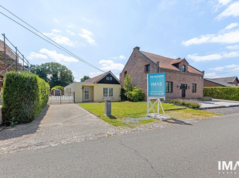 Aan de Reyerstraat 75 in Schulen, deelgemeente van het landelijke Herk-de-Stad, bevindt zich deze te renoveren woning op een zuidgericht perceel van 1