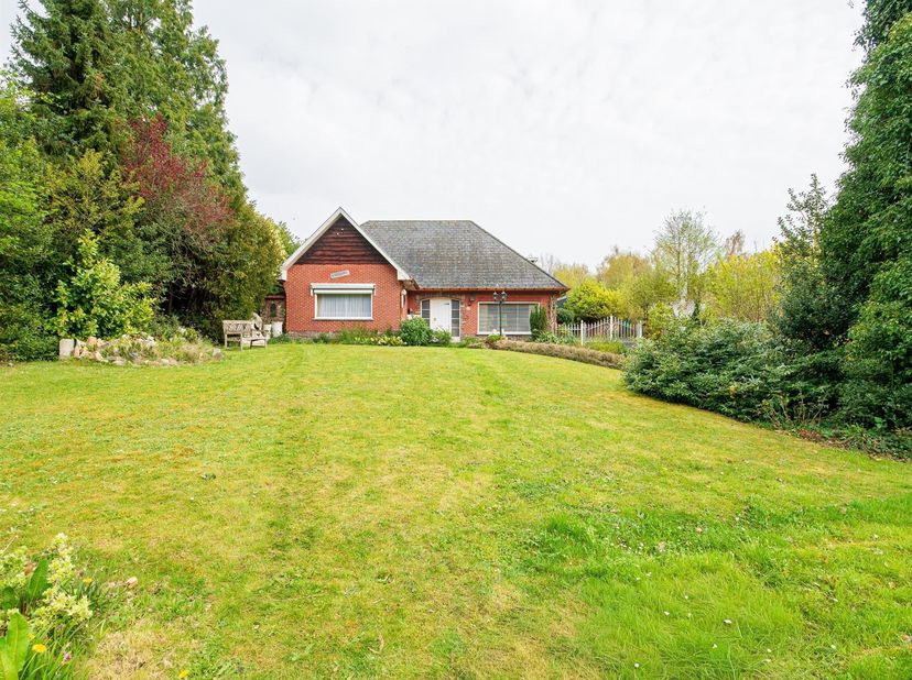 Een prachtige, statige woning in een bosrijke en groene omgeving, gelegen aan de Vijfeindestraat 32 in Houthalen.<br />
De ligging is een grote troef