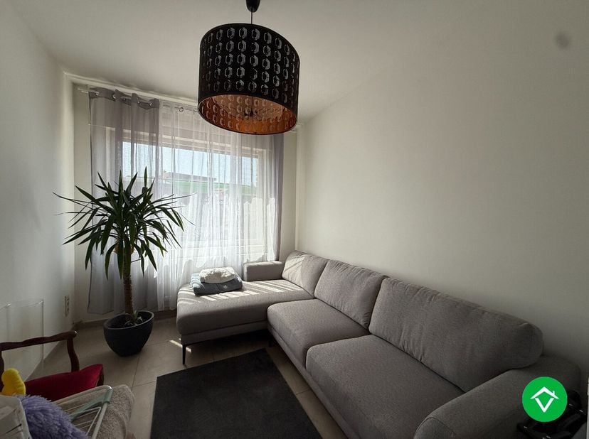 Deze volledig vernieuwde woning bestaat uit: inkomhal - zij-ingang - voorplaats - living - keuken - terras - tuin - tuinberging - wasplaats - afzonder