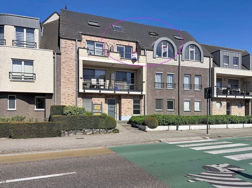 Dit appartement is gelegen te Mol-Ginderbuiten. Ideaal tov het centrum van Mol en de ring richting Lommel-Geel.<br />
Het is gelegen op de 2de verdiep