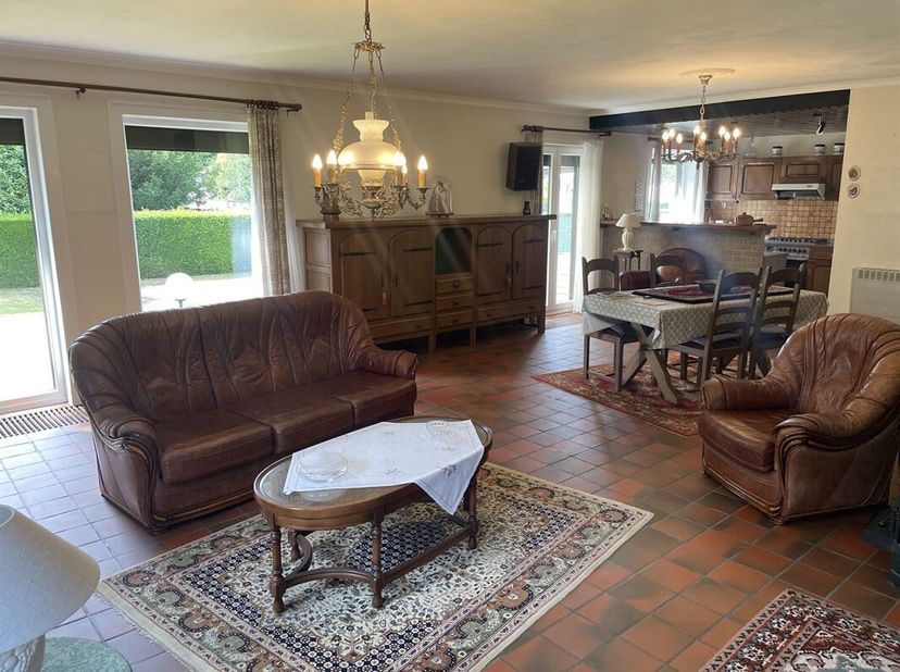 Open bebouwing op een rustige locatie in een doodlopende straat te Genk<br />
Deze charmante vrijstaande woning is gelegen op een mooi perceel van mee