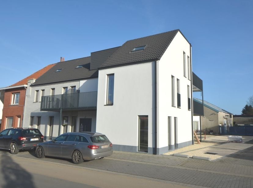 Zonnig gelijkvloers hoekappartement inclusief private parkeerplaats.<br />
Vrij vanaf heden-bespreekbaar.<br />
<br />
Indeling:<br />
<br />
- inkom<