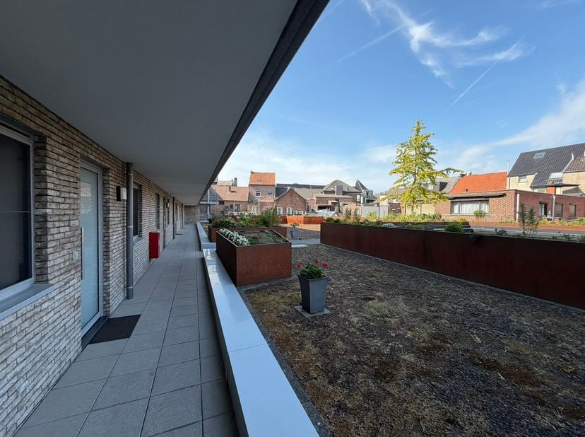 Te huur in het centrum van Bilzen: een lichtrijk en energiezuinig appartement van +/-90 m² met twee slaapkamers, een ruim overdekt terras en private a