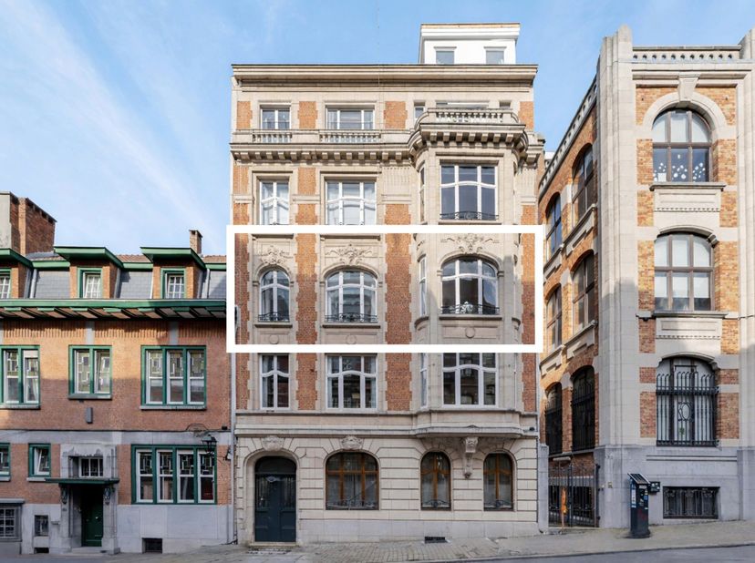 Easyhome vous propose ce magnifique appartement 3 chambres situé dans un immeuble de caractère construit en 1930, offrant de superbes volumes et le ch