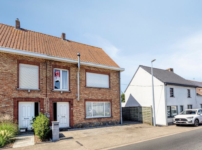 Op een gunstige ligging nabij het centrum van Eernegem treffen we deze lichtrijke en aangename gezinswoning, gelegen op een mooi perceel van ca. 268 m