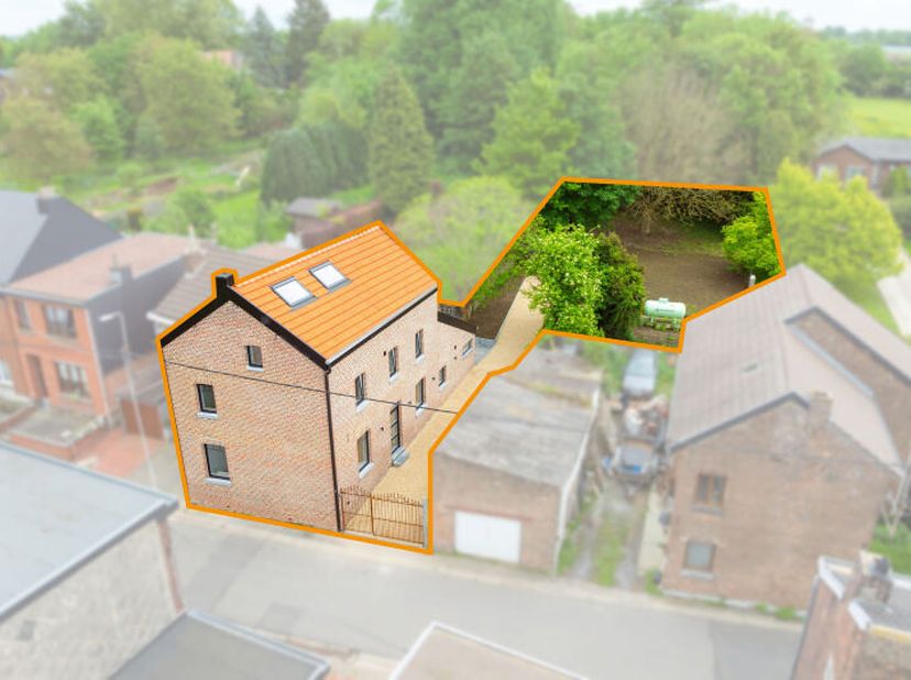 Située à Othée, cette superbe maison rénovée avec goût (+/- 173m² daprès PEB), 3 chambres avec garage et jardin vous séduira par sa luminosité et son