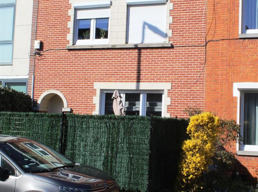 Deze volledig gerenoveerde rijwoning bestaat uit: inkom, living + eetplaats, open keuken, nachthal, badkamer, 3 slaapkamers, 2 douchekamers, kelder en