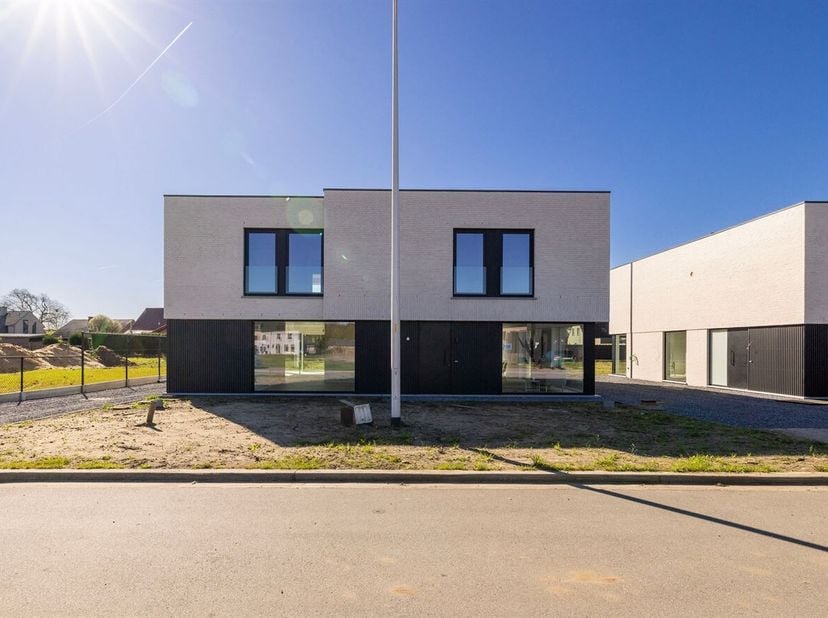 Energiezuinige halfopen nieuwbouwwoning met 3 slaapkamers te Heieinde, Laakdal<br />
Te bezoeken tijdens het opendeurmoment op zaterdag 11/07/2026 om