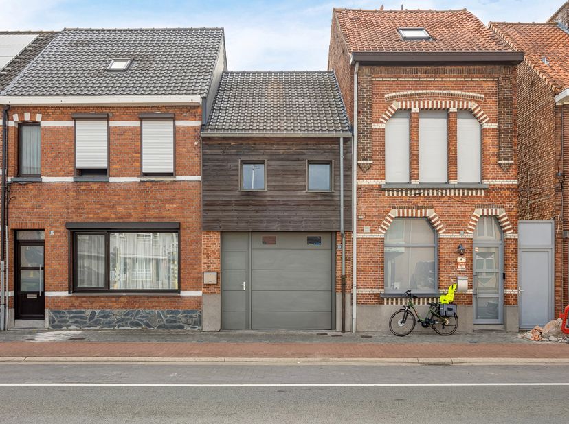 Op zoek naar een instapklare woning met een praktische indeling, veel natuurlijk licht en een centrale ligging? Dan is dit gezellige rijhuis in Bevere