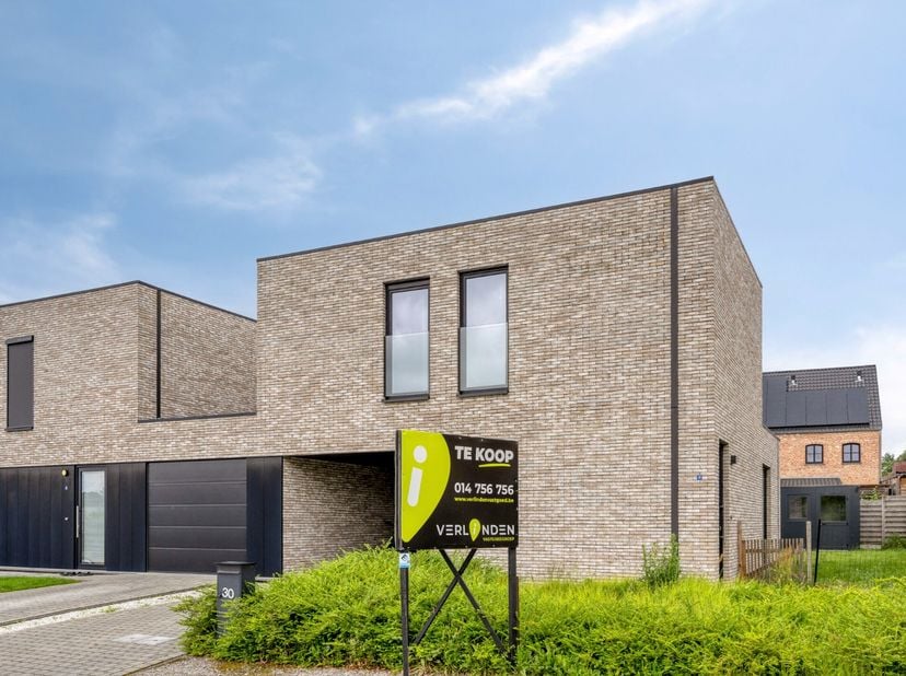 Deze prachtige nieuwbouwwoning is gelegen in Balen-Olmen en geniet van een goede verbinding naar de omliggende gemeenten Ham, Leopoldsburg, Meerhout e