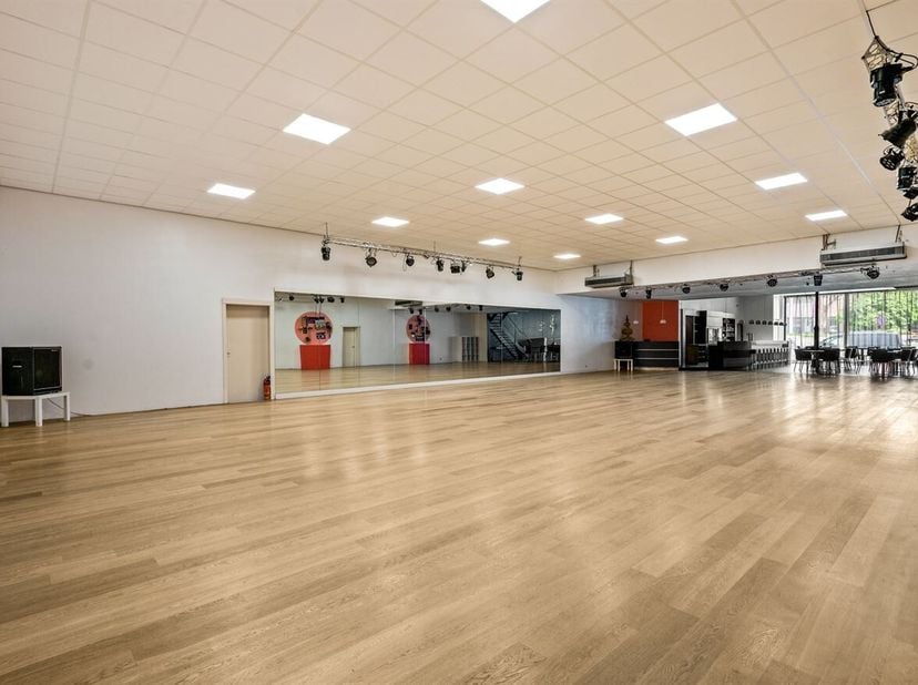 Ancienne école de danse / cinéma (495m²) au centre d'Herentals<br />
Cette propriété commerciale est très bien située dans le centre d'Herentals, à qu