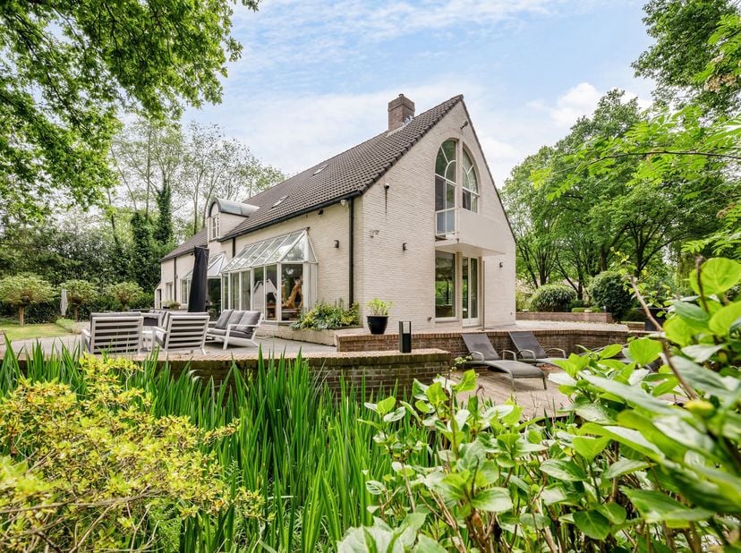 Exclusieve villa met weids uitzicht nabij de Kalmthoutse Heide op ca. 3.050 m²<br />
In een uitzonderlijk rustige en groene omgeving, vlak bij de Kalm