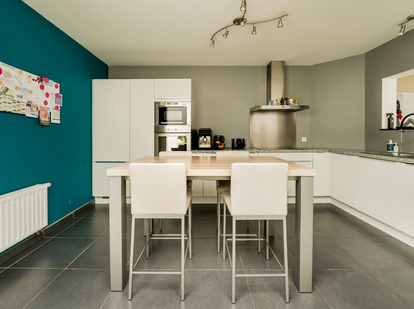 Laat u verrassen door deze lichtrijke en instapklare woning:<br />
Troeven:<br />
•	3 slaapkamers <br />
•	Zonnepanelen met batterij <br />
•	EPC