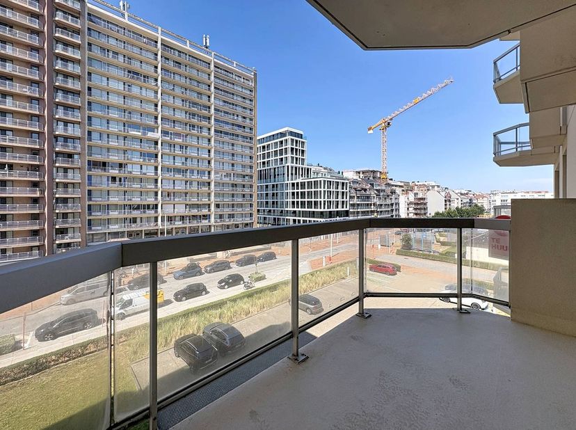 Ruim appartement met één slaapkamer en slaaphoek te huur te Nieuwpoort gelegen op de vierde verdieping van de Residentie "Zonnekeer". Het appartement