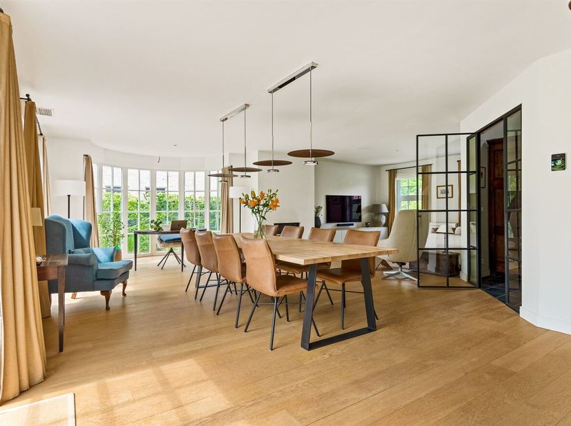 Op zoek naar een ruime, energiezuinige woning in een rustige en kindvriendelijke omgeving? Deze prachtige open bebouwing met een bewoonbare oppervlakt