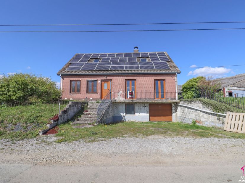 Villa 4 façades, située à Mertenne, disposant d’un beau volume et érigée sur une parcelle de 22 ares 48 ca. <br />
<br />
Celle-ci se compose de la