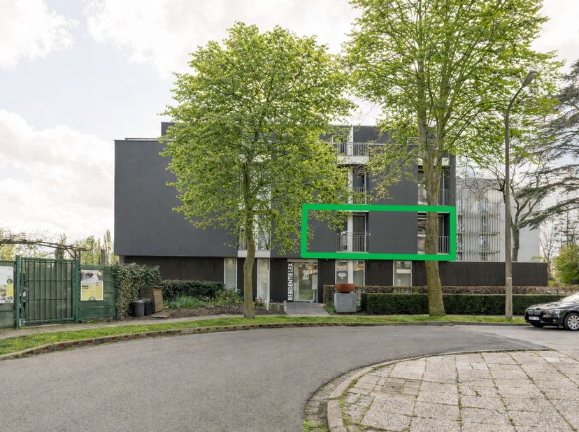 Situé dans un cadre particulièrement calme et verdoyant à Sint-Michiels, cet appartement se trouve au premier étage de la petite résidence « Walakker