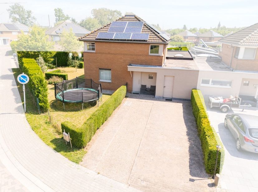 Ligging &amp; IndelingGelegen in een absolute rustige en verkeersarme buurt biedt deze woning de ideale combinatie van wooncomfort, ruimte en praktische i