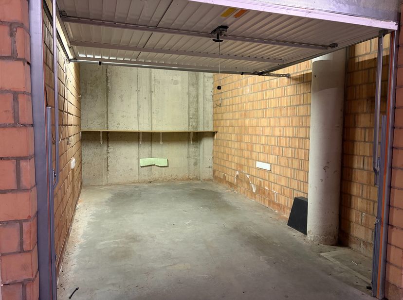 Vlot inrijdbare garagebox met een kantelpoort gelegen op -1 niveau in het garagecomplex van Residentie Neoportus. Zeer centraal gelegen in Nieuwpoort-