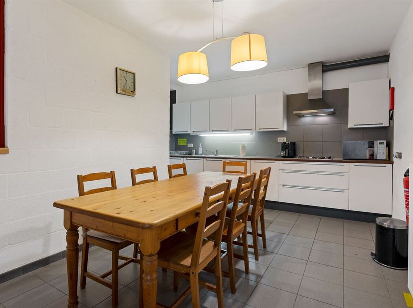 Opbrengsteigendom van 6 studentenkamers en een appartement.<br />
1. Op het gelijkvloers vinden we 6 studentenkamers terug. Respectievelijk zijn de ka