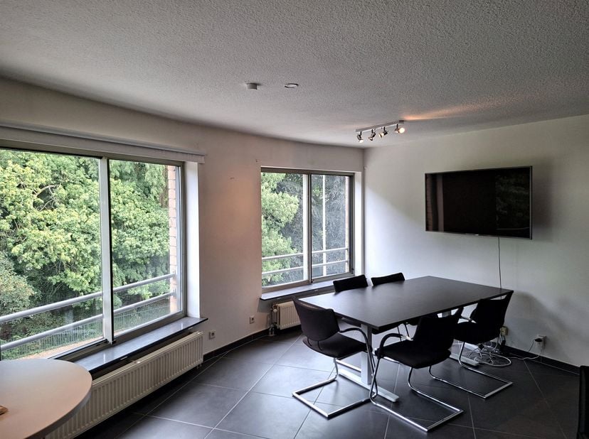 Centraal gelegen duplexappartement (ca. 81 m²) op de 3de en 4de verdieping van een gebouw met lift, met twee zuidoost-gerichte balkons met zicht op he