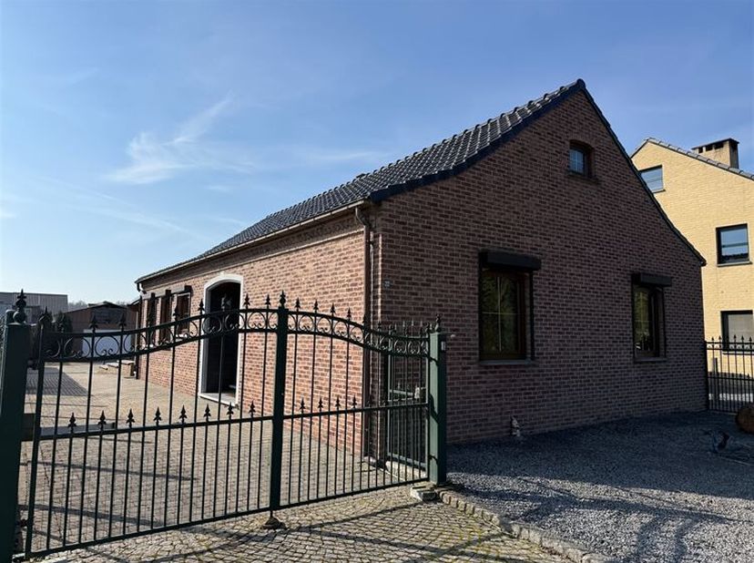 Gelijkvloerse vrijstaande woning, volledig onderkelderd, met vrijstaande en inpandige garage op ruim perceel<br />
Troeven<br />
- Zuidelijk georiënte