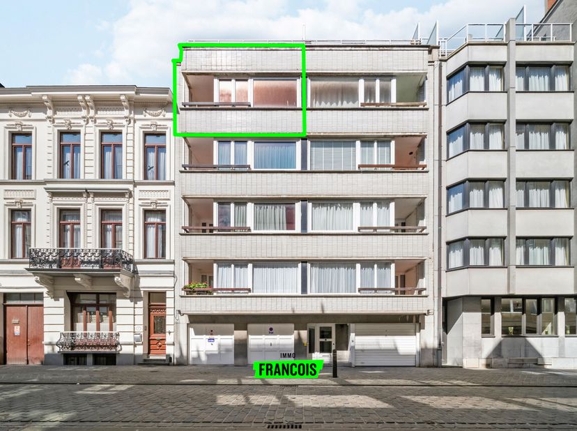 Découvrez ce lumineux appartement à vendre en plein centre dOstende, à deux pas de la digue. Une opportunité unique pour qui recherche un bien avec du
