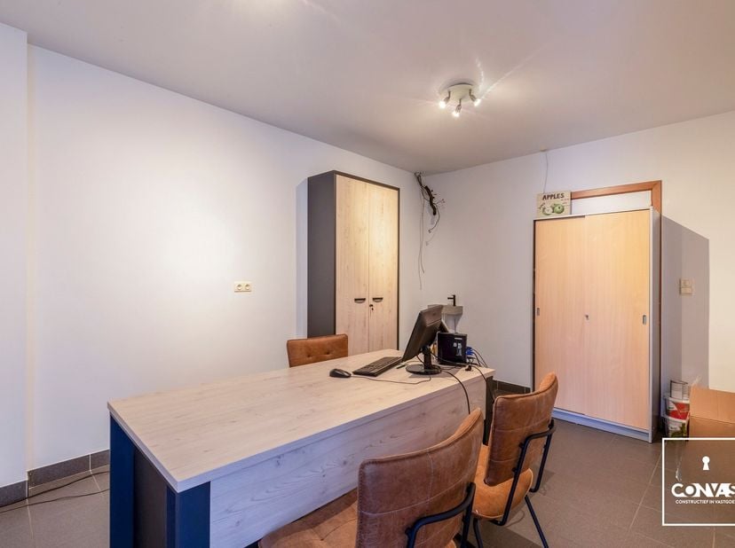 Deze praktijkwoning, nabij het bruisende centrum van Gent, biedt een goede bereikbaarheid via belangrijke invalswegen, lokale handelaars en het openba