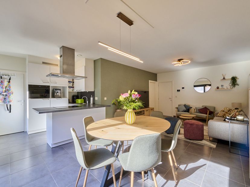 Instapklaar gelijkvloers appartement met 2 slaapkamers, tuin met terras, parking en kelderberging in Kuringen. Dit verzorgd appartement (82m² - bron E