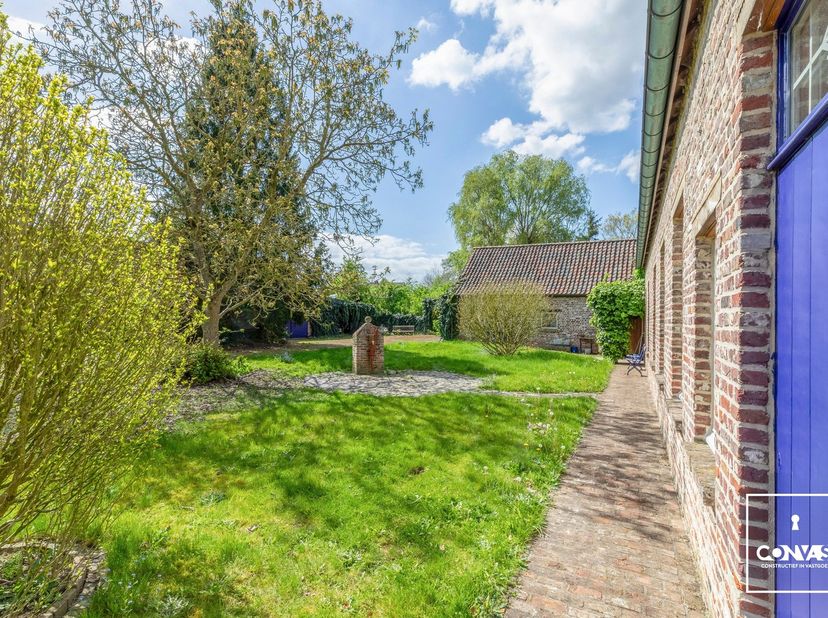 Deze unieke woning aan de Schauwegemstraat 24 te Melle vindt haar oorsprong als 18de-eeuws boerenhuis en werd in de jaren ’90 grondig gerenoveerd met