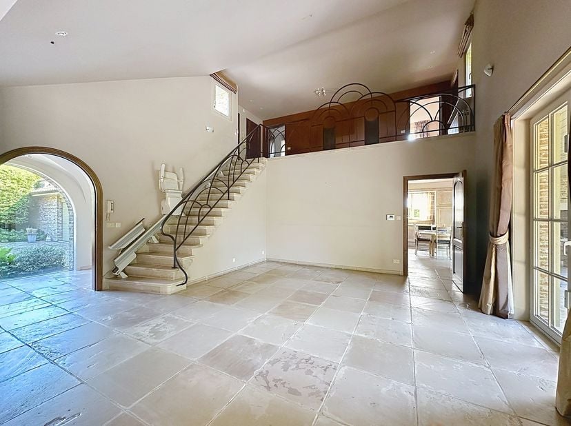 Ontdek deze imposante, karaktervolle villa op een uiterst rustige ligging nabij de duinen en de zee. Een absolute droom voor wie houdt van ruimte, cha