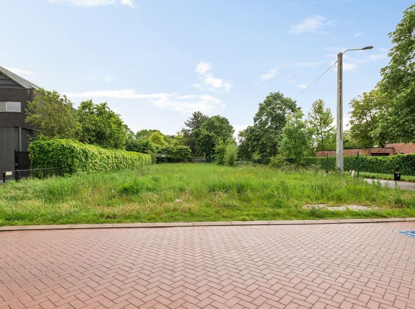 Grond geschikt voor mogelijke bebouwing, mits aanvraag en goedkeuring van een omgevingsvergunning. <br />
<br />
Locatie: De grond is gelegen in de