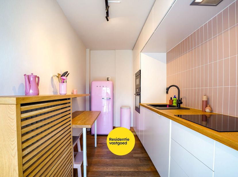 Centraal gelegen tussen Oostduinkerke-Dorp en Oostduinkerke-Bad vindt u dit ruim en verzorgd 3-slaapkamerappartement, op wandelafstand van het strand