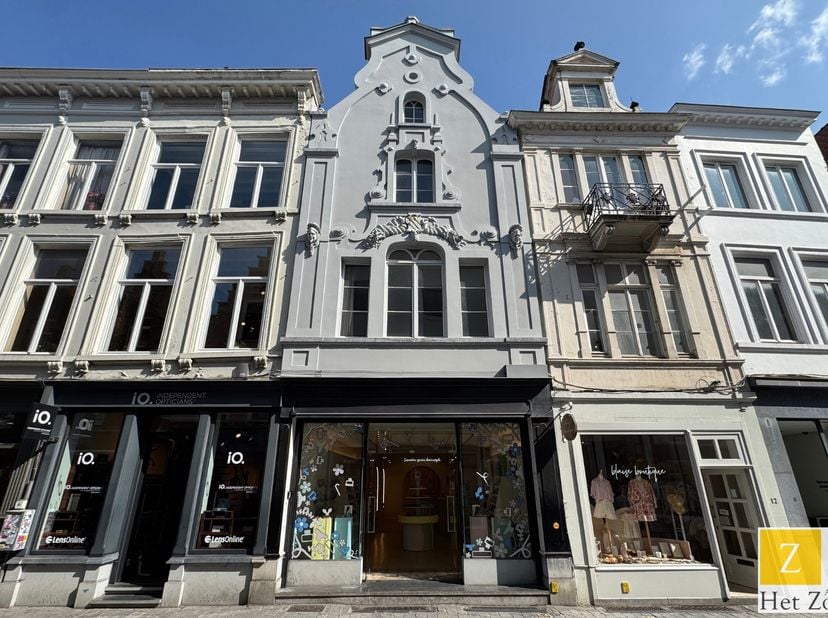 Cette charmante boutique s'&amp;eacute;tend sur une surface de 105 m&amp;sup2; et est strat&amp;eacute;giquement situ&amp;eacute;e dans la vibrante Geldmuntstraat, l'