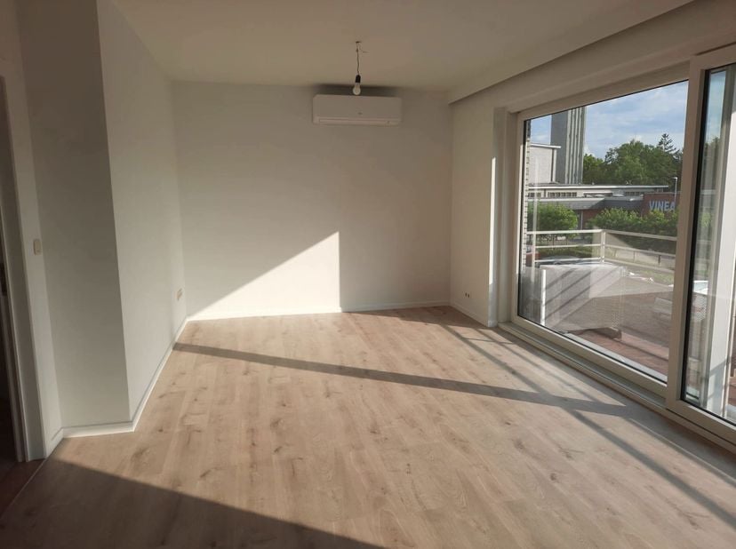 Sfeervol gerenoveerd appartement met terras en parking!<br />
Aarschot is zo’n plek waar alles mooi in balans voelt: levendig, maar nooit te druk. Ste