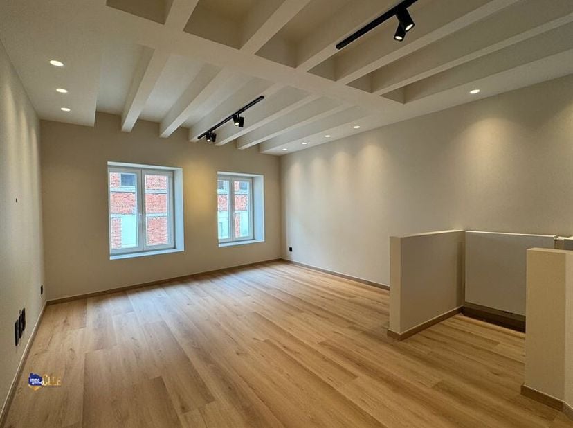 Op een steenworp van de Grote Markt Sint-Truiden bevindt zich dit volledig gerenoveerde duplex-appartement, afgewerkt met hoogwaardige materialen en o