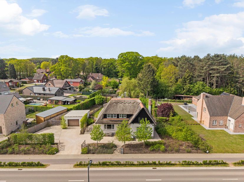 Deze prachtige landelijke villa, gelegen op een perceel van maar liefst 1.424 m², bevindt zich op een uitstekende locatie in Lummen. Dagelijkse voorzi
