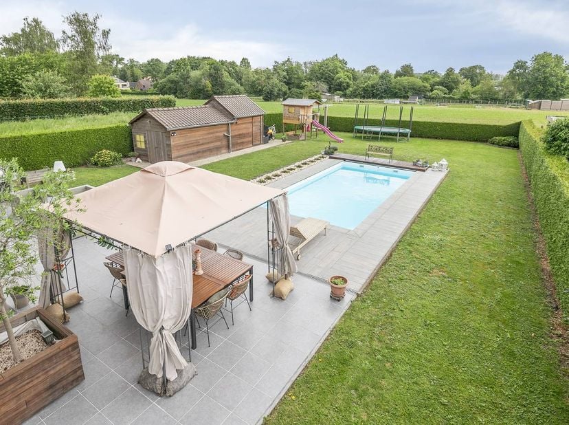 Prachtige, instapklare villa te koop in Erpe-Mere<br />
<br />
Zoek je de perfecte gezinswoning? Deze recent gebouwde villa (2006) ligt op een verhoog