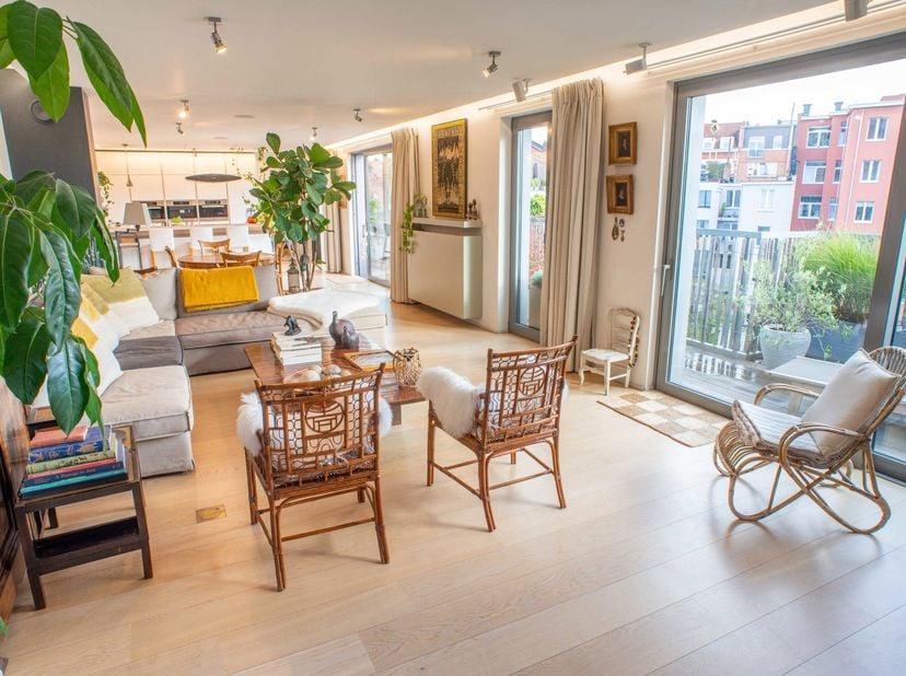 À proximité de Montgomery et du boulevard Saint-Michel, situé au 4E et dernier étage d’un immeuble contemporain avec ascenseur, superbe penthouse de 4