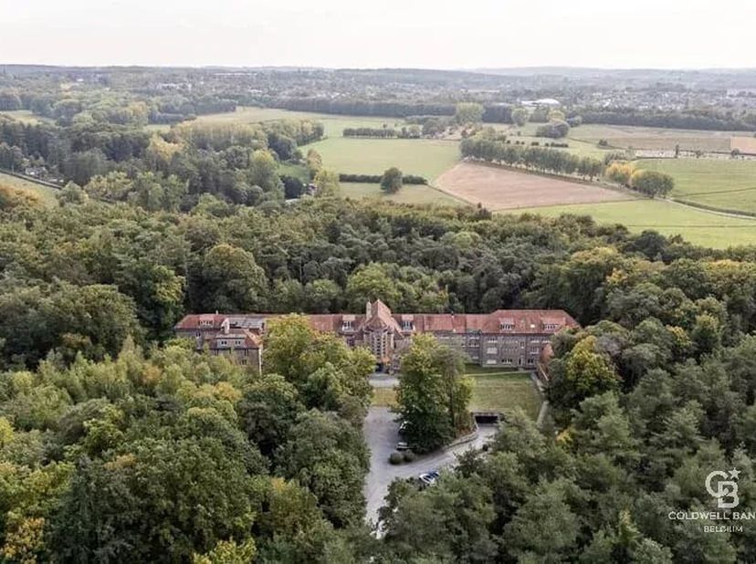 Un cadre de vie unique entre Histoire, Nature et Modernité<br />
Laissez-vous séduire par cet appartement de 107 m², niché au cur du prestigieux domai