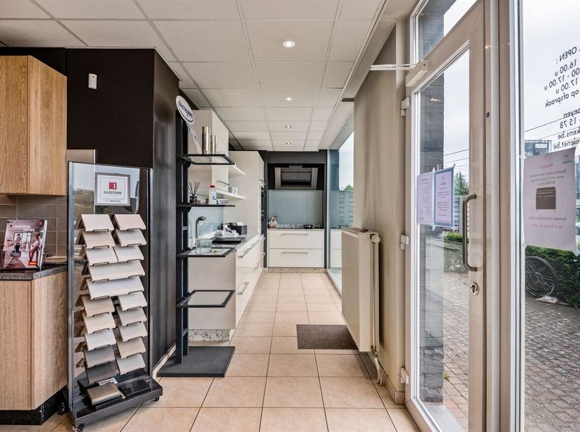 Op het gelijkvloers bevindt zich een handelsruimte die momenteel ingericht is als keukentoonzaal, met een bruikbare oppervlakte van ca 140 m². Achtera