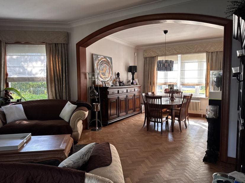 Deze statige woning vinden wij terug vlakbij het centrum van Genk.<br />
De woning is gelegen nabij de scholencampus.<br />
<br />
TROEVEN:<br />
+ Ui